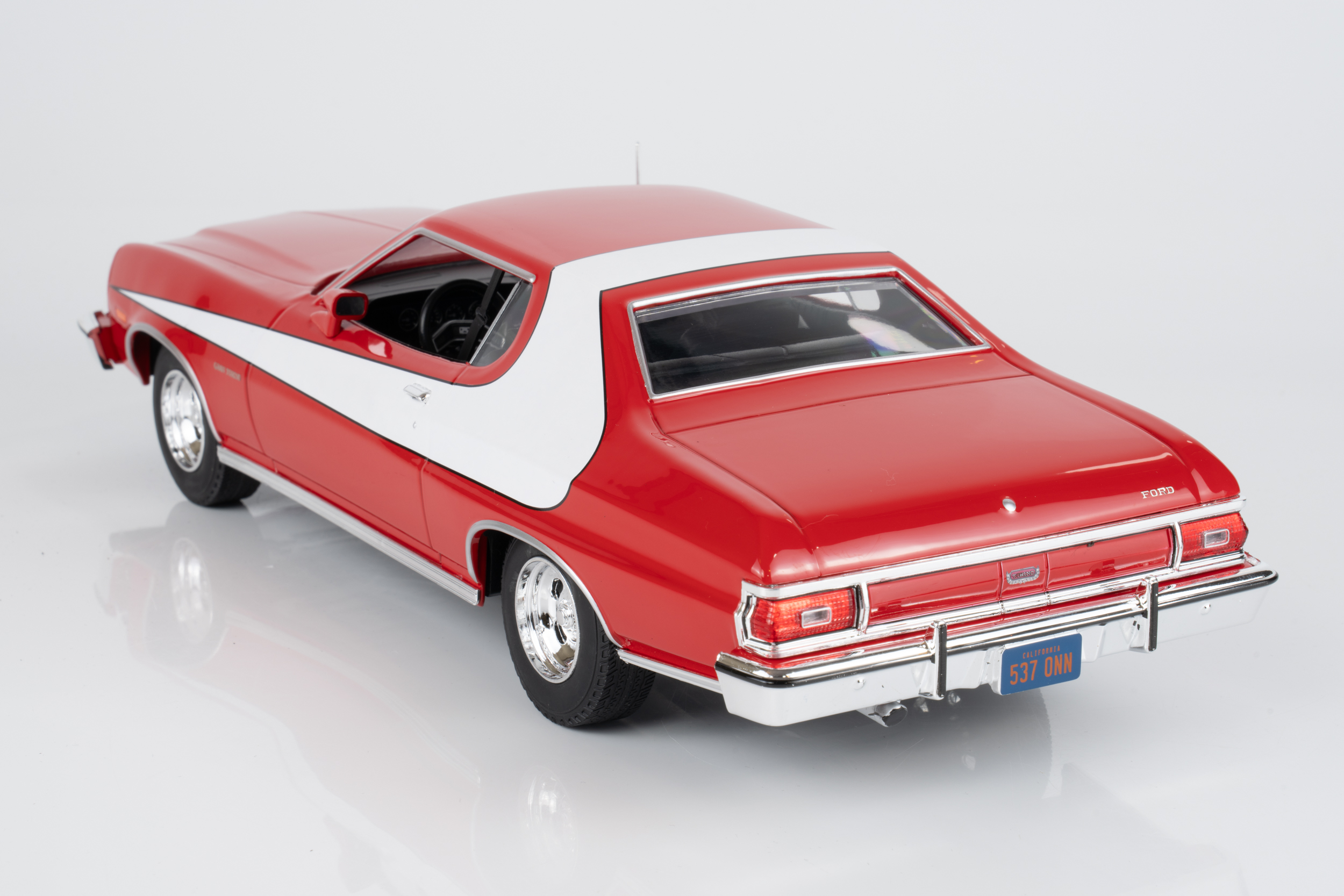 MCG 1:18 Ford Gran Torino Red/White 1975 from "Starsky & Hutch" TV Series (MCG181005) Diecast Model 6 MCG 1:18 Ford Gran Torino Red/White 1975 from "Starsky & Hutch" TV Series (MCG181005) Diecast Model - Image 6