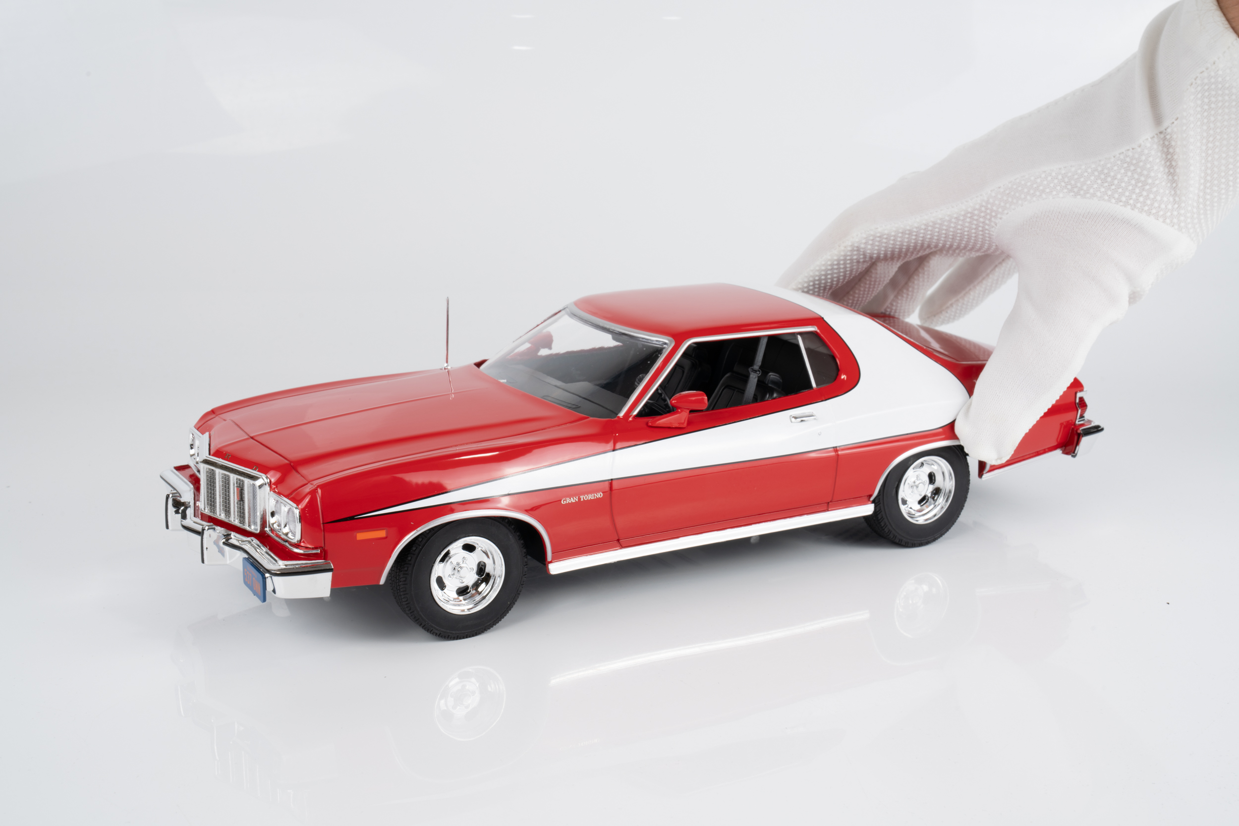 MCG 1:18 Ford Gran Torino Red/White 1975 from "Starsky & Hutch" TV Series (MCG181005) Diecast Model 3 MCG 1:18 Ford Gran Torino Red/White 1975 from "Starsky & Hutch" TV Series (MCG181005) Diecast Model - Image 3