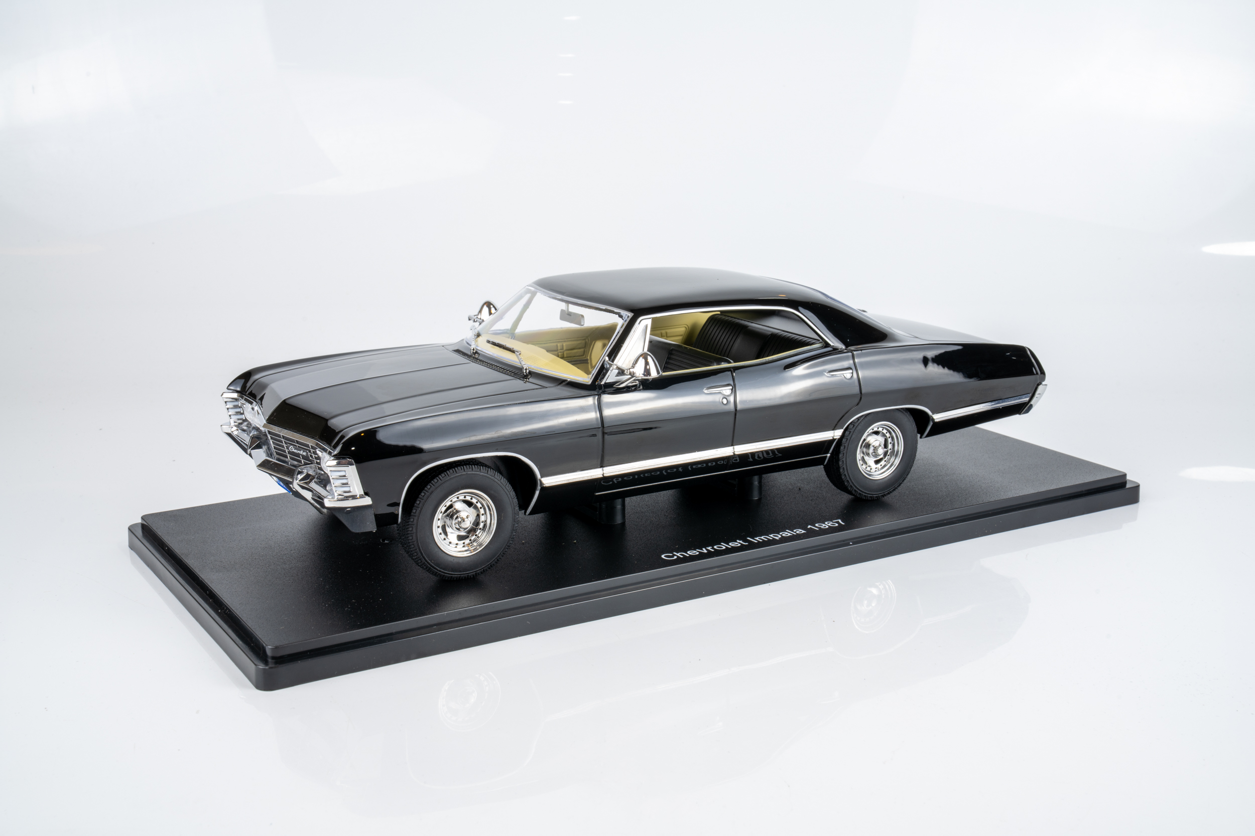 MCG 1:18 Chevrolet Impala Black 1967 from "Supernatural" TV Series (MCG181006) Diecast Model 4 MCG 1:18 Chevrolet Impala Black 1967 from "Supernatural" TV Series (MCG181006) Diecast Model - Image 4