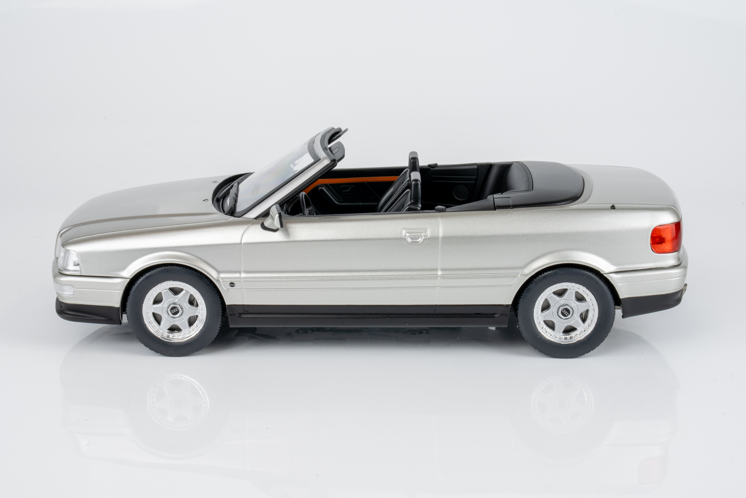 MCG 1:18 Audi 80 Cabriolet 1991 Red (MCG181224) Diecast Model 6 MCG 1:18 Audi 80 Cabriolet 1991 Red (MCG181224) Diecast Model - Image 6