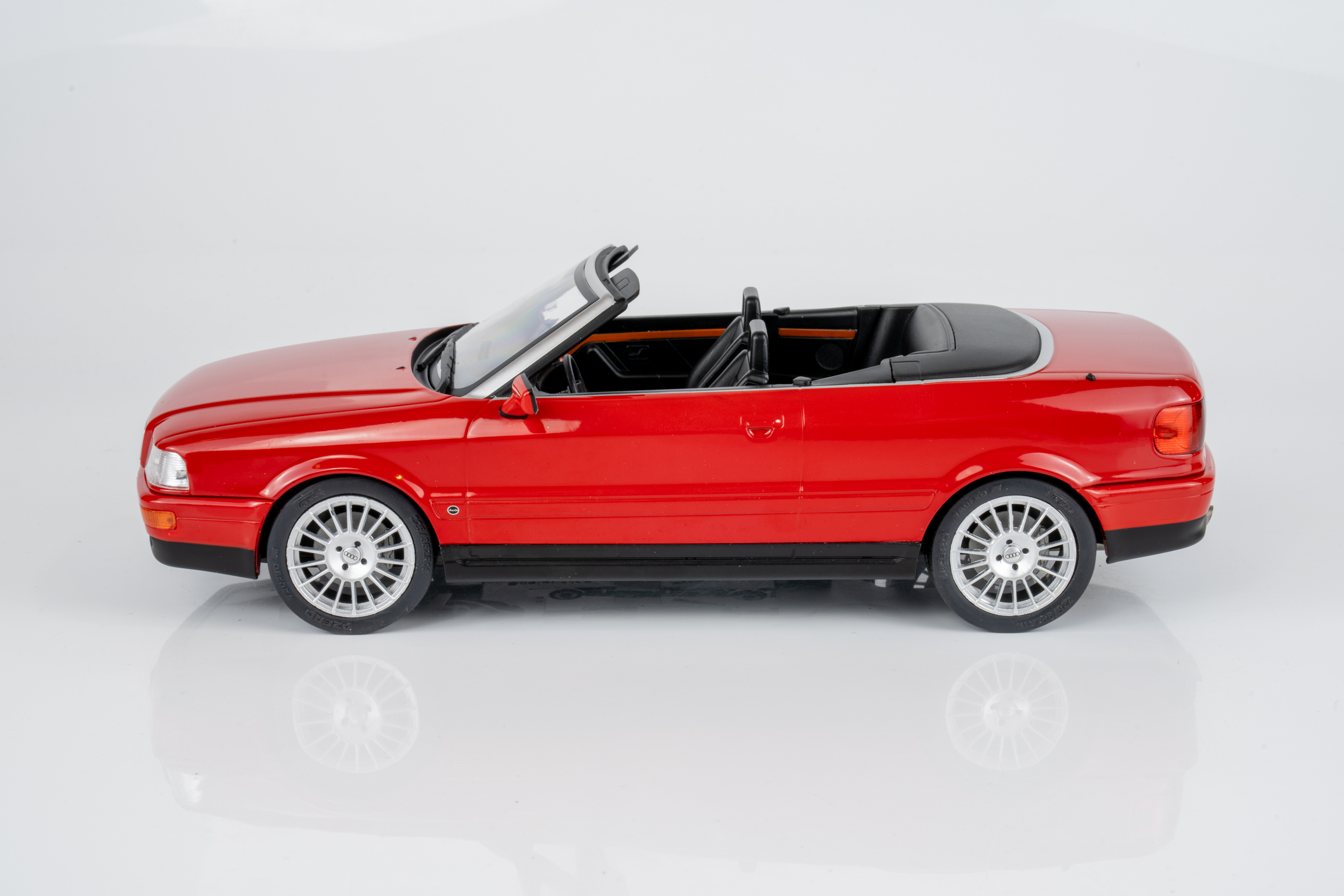 MCG 1:18 Audi 80 Cabriolet 1991 Silver (MCG181225) Diecast Model 6 MCG 1:18 Audi 80 Cabriolet 1991 Silver (MCG181225) Diecast Model - Image 6