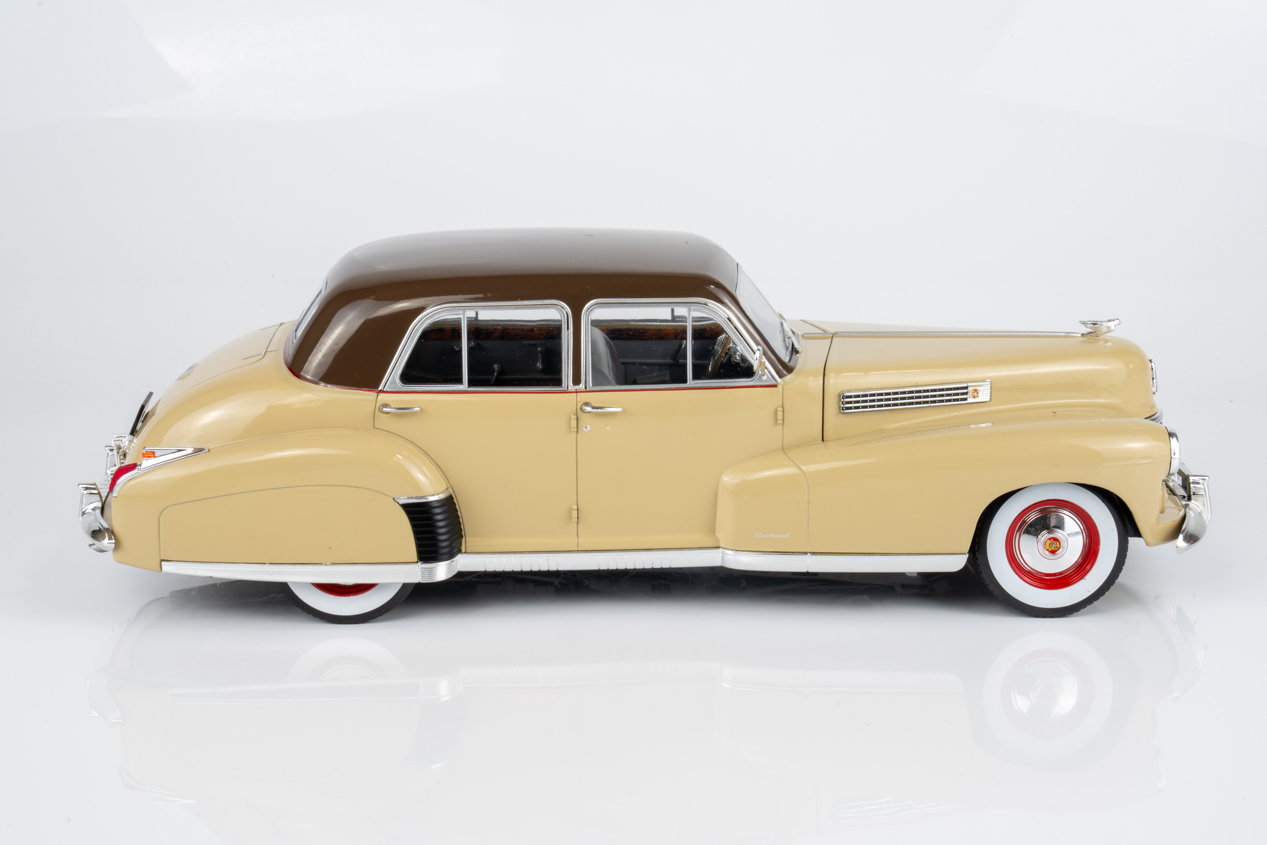 MCG 1:18 Cadillac Fleetwood Series 60 Special Sedan 1941 Beige/Brown (MCG18656) Diecast Model 6 MCG 1:18 Cadillac Fleetwood Series 60 Special Sedan 1941 Beige/Brown (MCG18656) Diecast Model - Image 6