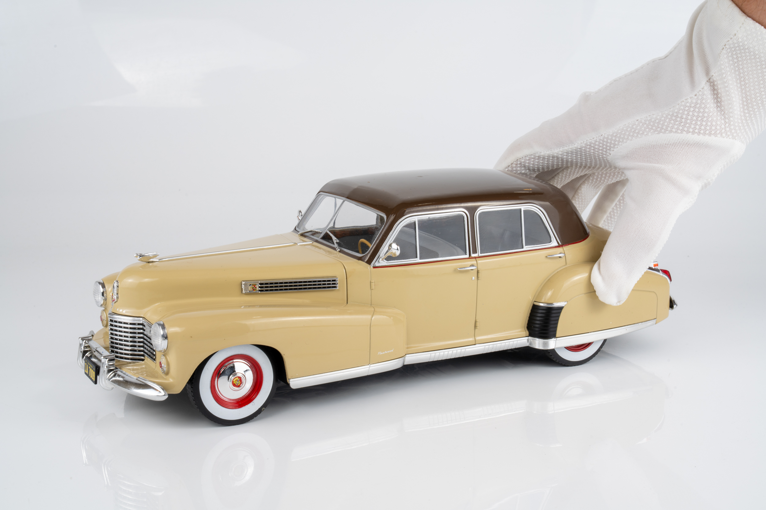 MCG 1:18 Cadillac Fleetwood Series 60 Special Sedan 1941 Beige/Brown (MCG18656) Diecast Model 3 MCG 1:18 Cadillac Fleetwood Series 60 Special Sedan 1941 Beige/Brown (MCG18656) Diecast Model - Image 3