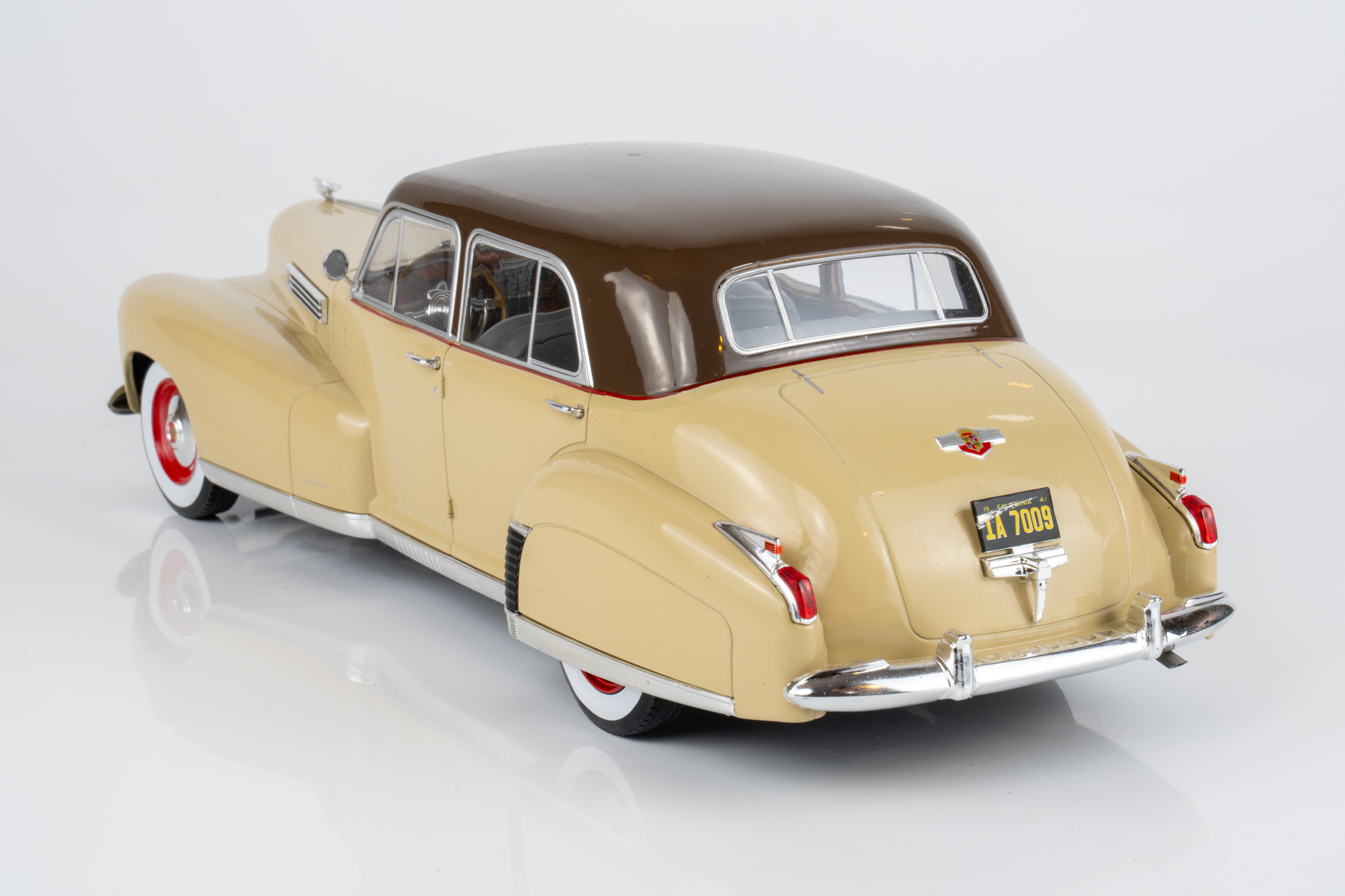 MCG 1:18 Cadillac Fleetwood Series 60 Special Sedan 1941 Beige/Brown (MCG18656) Diecast Model 5 MCG 1:18 Cadillac Fleetwood Series 60 Special Sedan 1941 Beige/Brown (MCG18656) Diecast Model - Image 5