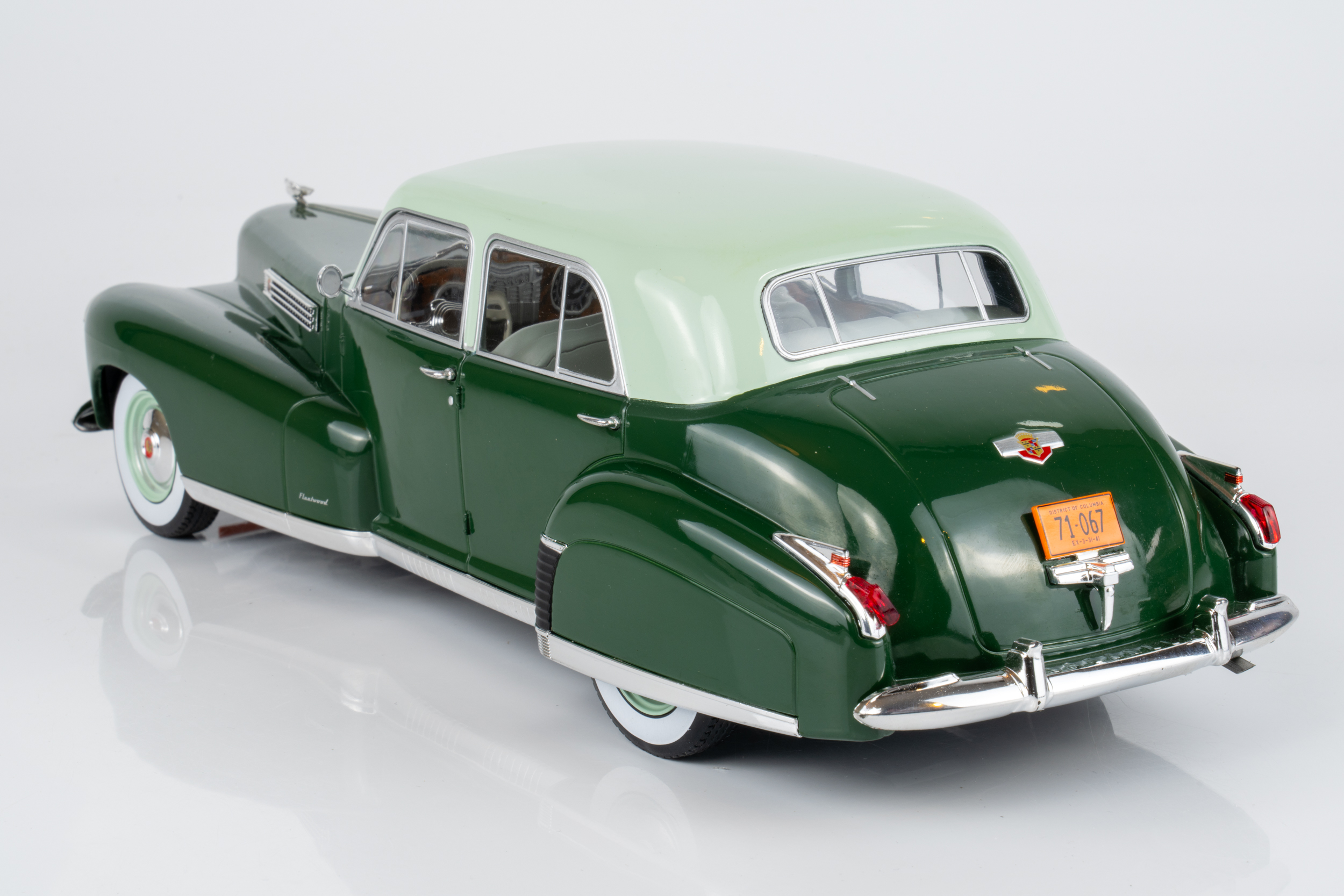 MCG 1:18 Cadillac Fleetwood Series 60 Special Sedan 1941 Light Green/Dark Green (MCG18657) Diecast Model 5 MCG 1:18 Cadillac Fleetwood Series 60 Special Sedan 1941 Light Green/Dark Green (MCG18657) Diecast Model - Image 5