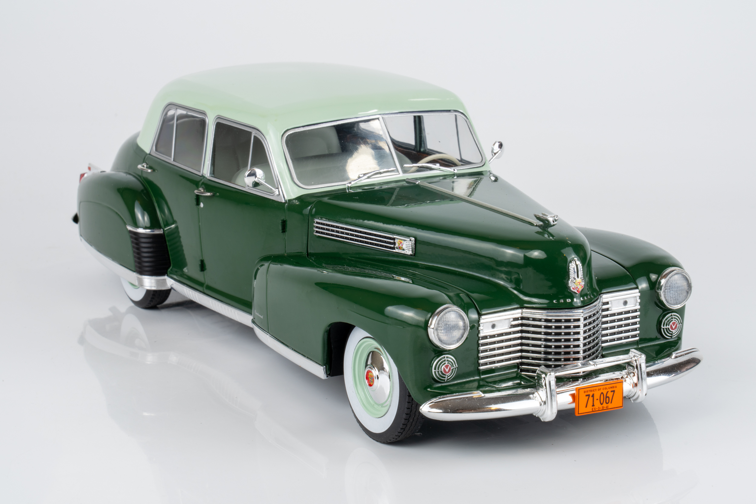 MCG 1:18 Cadillac Fleetwood Series 60 Special Sedan 1941 Light Green/Dark Green (MCG18657) Diecast Model 4 MCG 1:18 Cadillac Fleetwood Series 60 Special Sedan 1941 Light Green/Dark Green (MCG18657) Diecast Model - Image 4