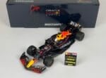 Minichamps - 1:18 Red Bull RB18 Max Verstappen Japan 2022 World Champion w/pitboard