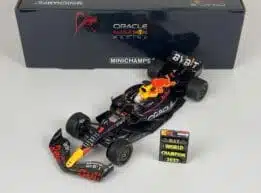 Minichamps 110221801 RB19 Макс Ферстаппен Чемпион мира 2022 Изображения