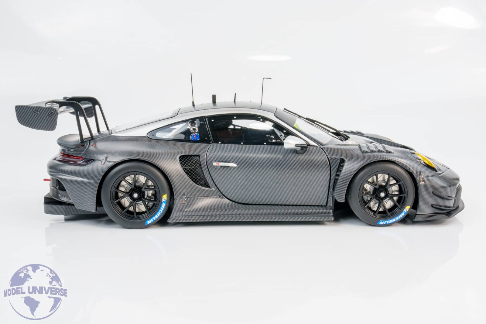 Minichamps - 1:18 Porsche 911 (992) GT3 R Customer Delivery