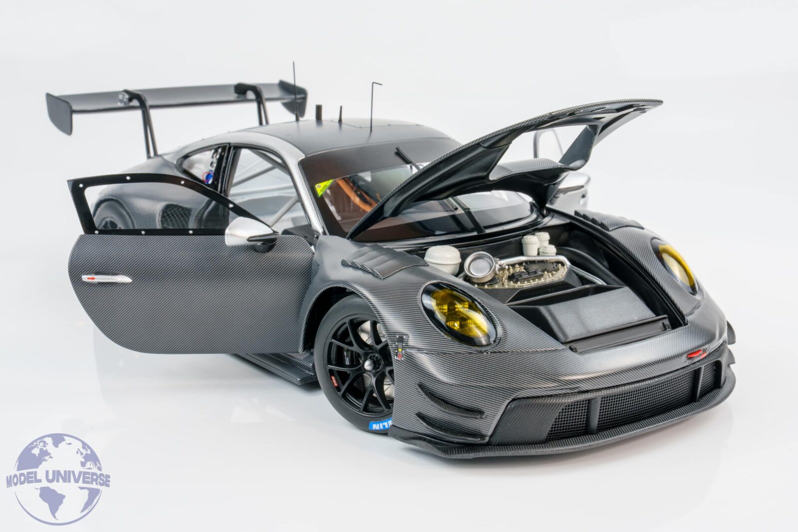 Minichamps - 1:18 Porsche 911 (992) GT3 R Customer Delivery