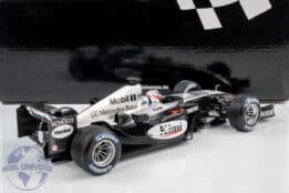 Minichamps - 1:18 McLaren Mercedes MP4/19 No.6 Kimi Raikkonen F1 2004- Limited Edition Diecast Model