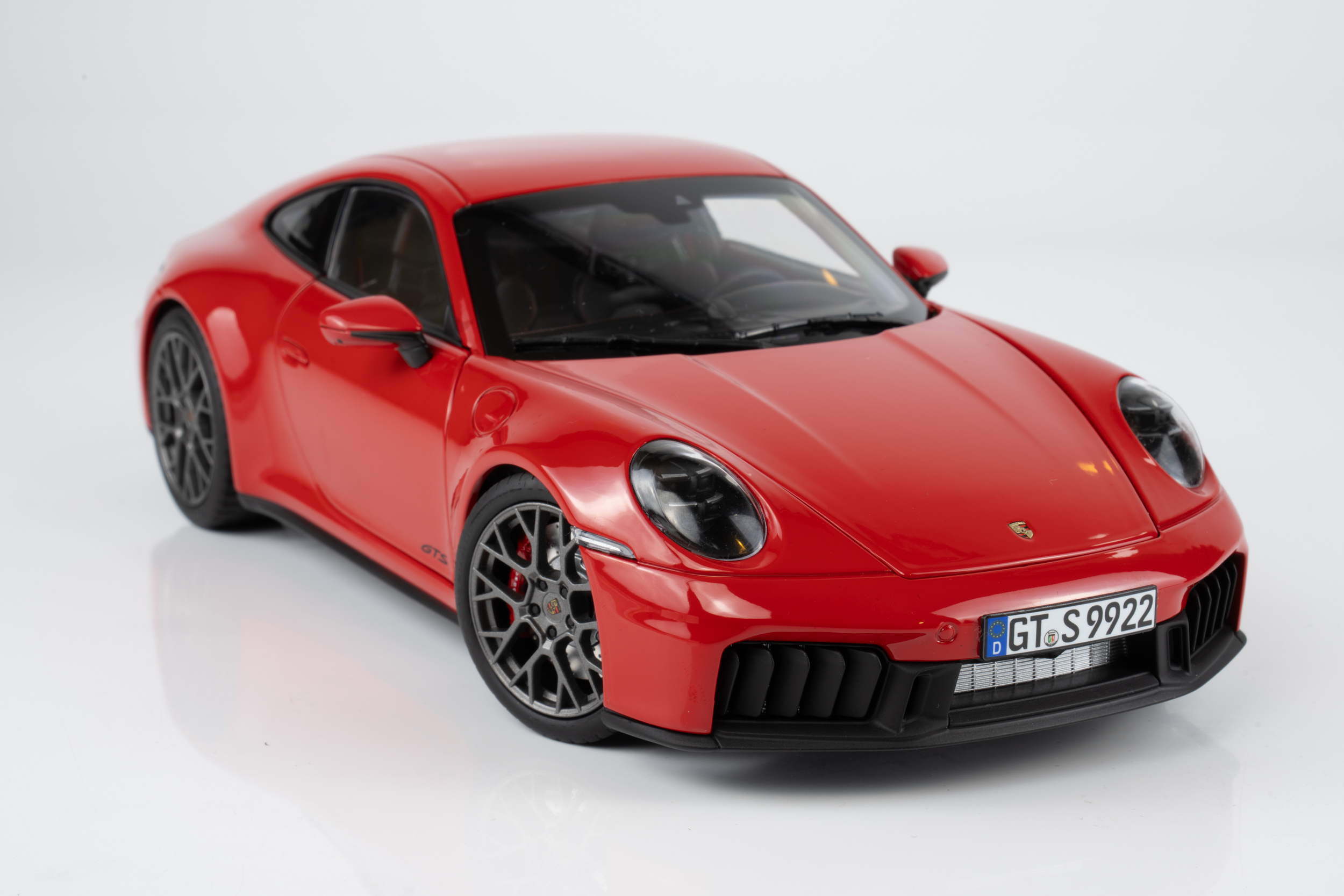 Norev 1:18 Porsche 911 (992) Carrera 2025 Guards Red (187171) Diecast Model 7 Norev 1:18 Porsche 911 (992) Carrera 2025 Guards Red (187171) Diecast Model - Image 7