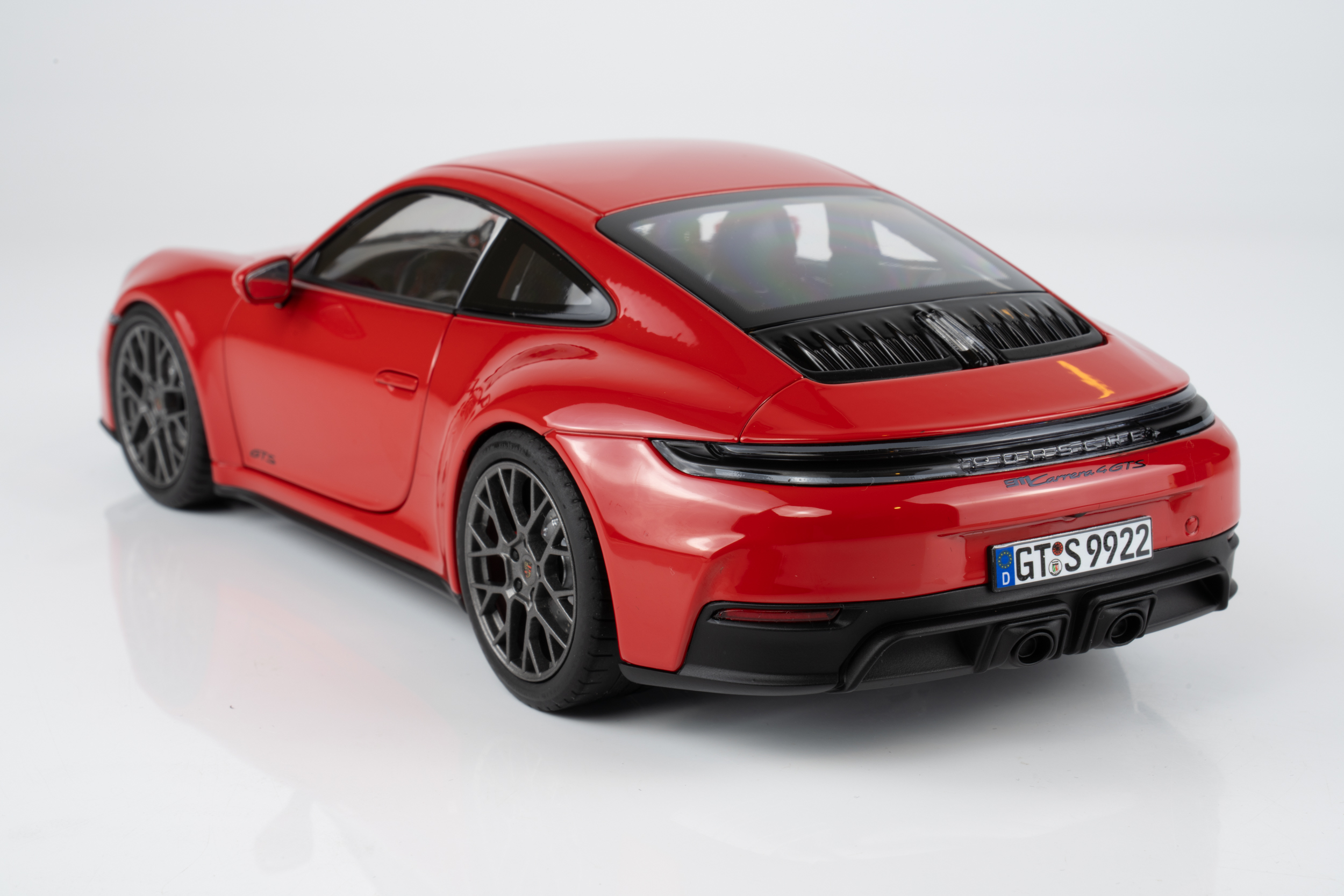 Norev 1:18 Porsche 911 (992) Carrera 2025 Guards Red (187171) Diecast Model 8 Norev 1:18 Porsche 911 (992) Carrera 2025 Guards Red (187171) Diecast Model - Image 8