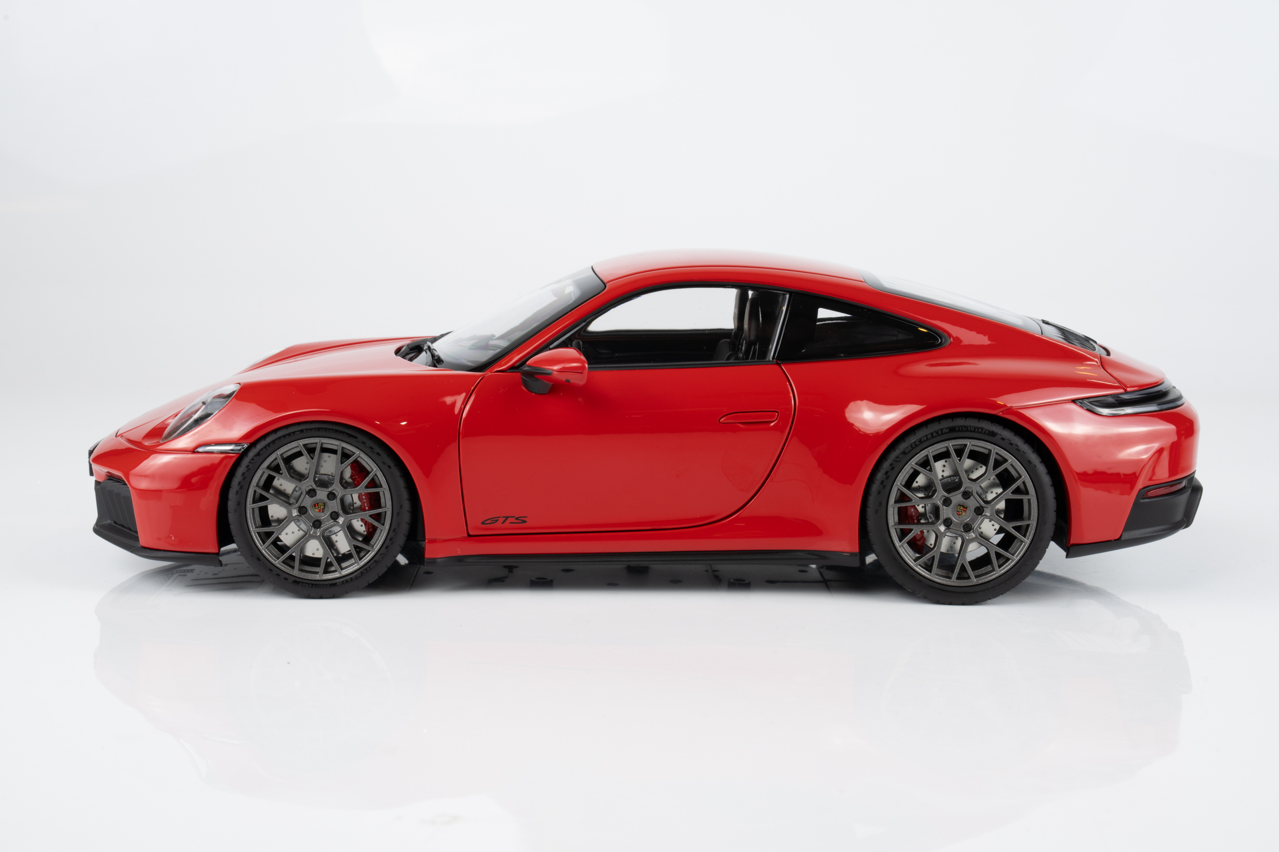 Norev 1:18 Porsche 911 (992) Carrera 2025 Guards Red (187171) Diecast Model 9 Norev 1:18 Porsche 911 (992) Carrera 2025 Guards Red (187171) Diecast Model - Image 9
