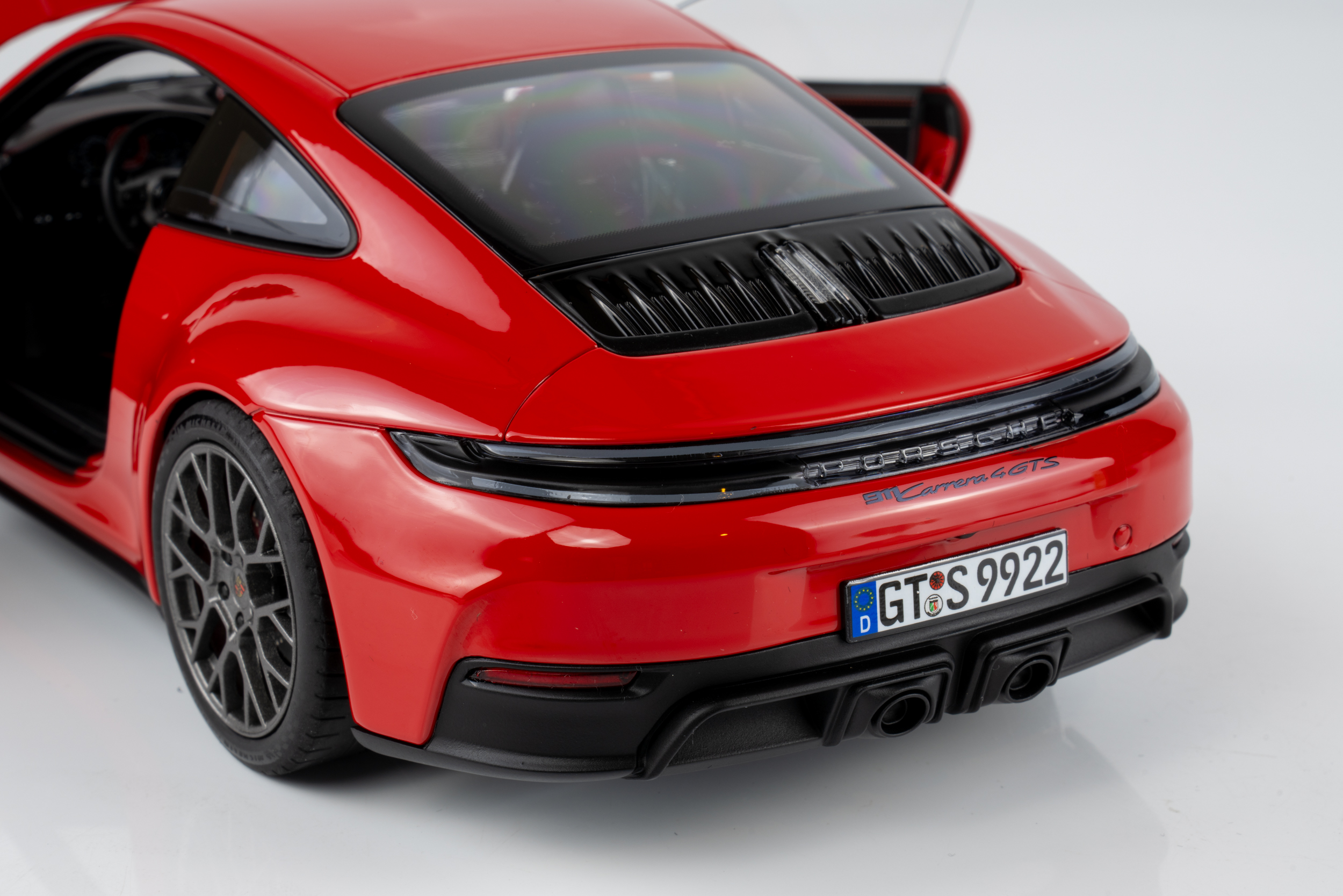 Norev 1:18 Porsche 911 (992) Carrera 2025 Guards Red (187171) Diecast Model 6 Norev 1:18 Porsche 911 (992) Carrera 2025 Guards Red (187171) Diecast Model - Image 6