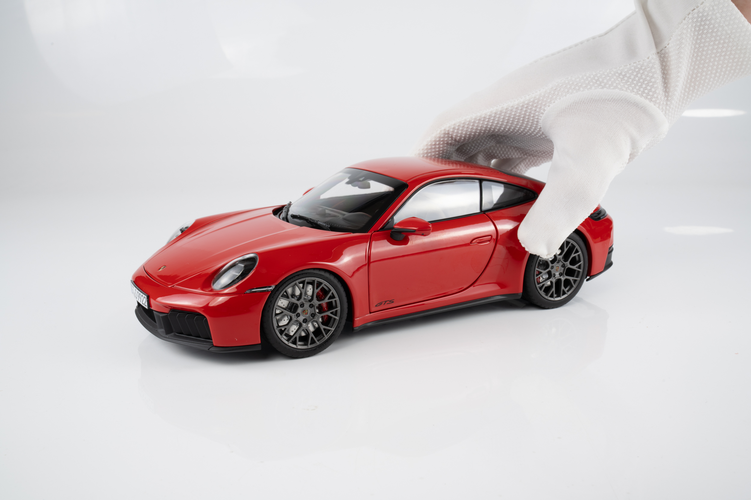 Norev 1:18 Porsche 911 (992) Carrera 2025 Guards Red (187171) Diecast Model 3 Norev 1:18 Porsche 911 (992) Carrera 2025 Guards Red (187171) Diecast Model - Image 3