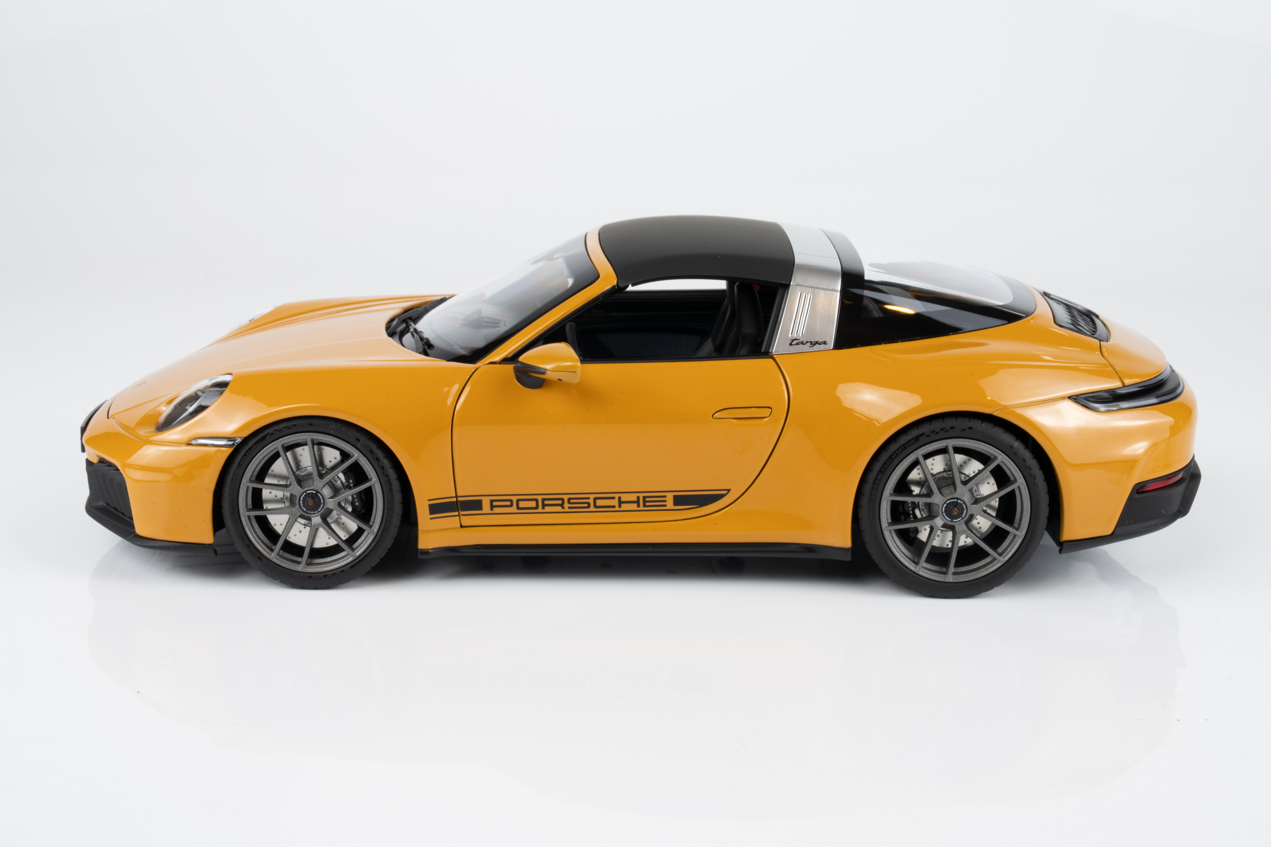 Norev 1:18 Porsche 911 (992) Targa 4 GTS 2024 Bahama Yellow (187190) Diecast Model 9 Norev 1:18 Porsche 911 (992) Targa 4 GTS 2024 Bahama Yellow (187190) Diecast Model - Image 9