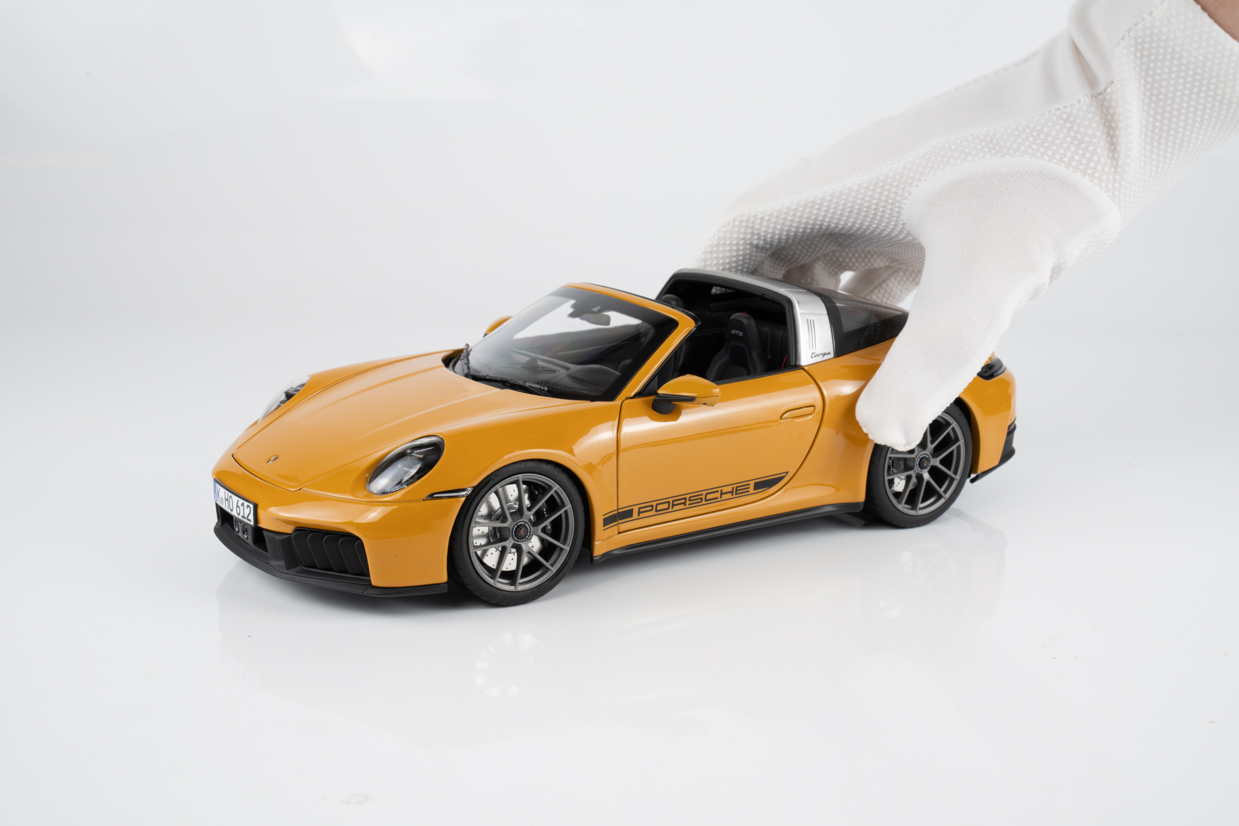 Norev 1:18 Porsche 911 (992) Targa 4 GTS 2024 Bahama Yellow (187190) Diecast Model 3 Norev 1:18 Porsche 911 (992) Targa 4 GTS 2024 Bahama Yellow (187190) Diecast Model - Image 3