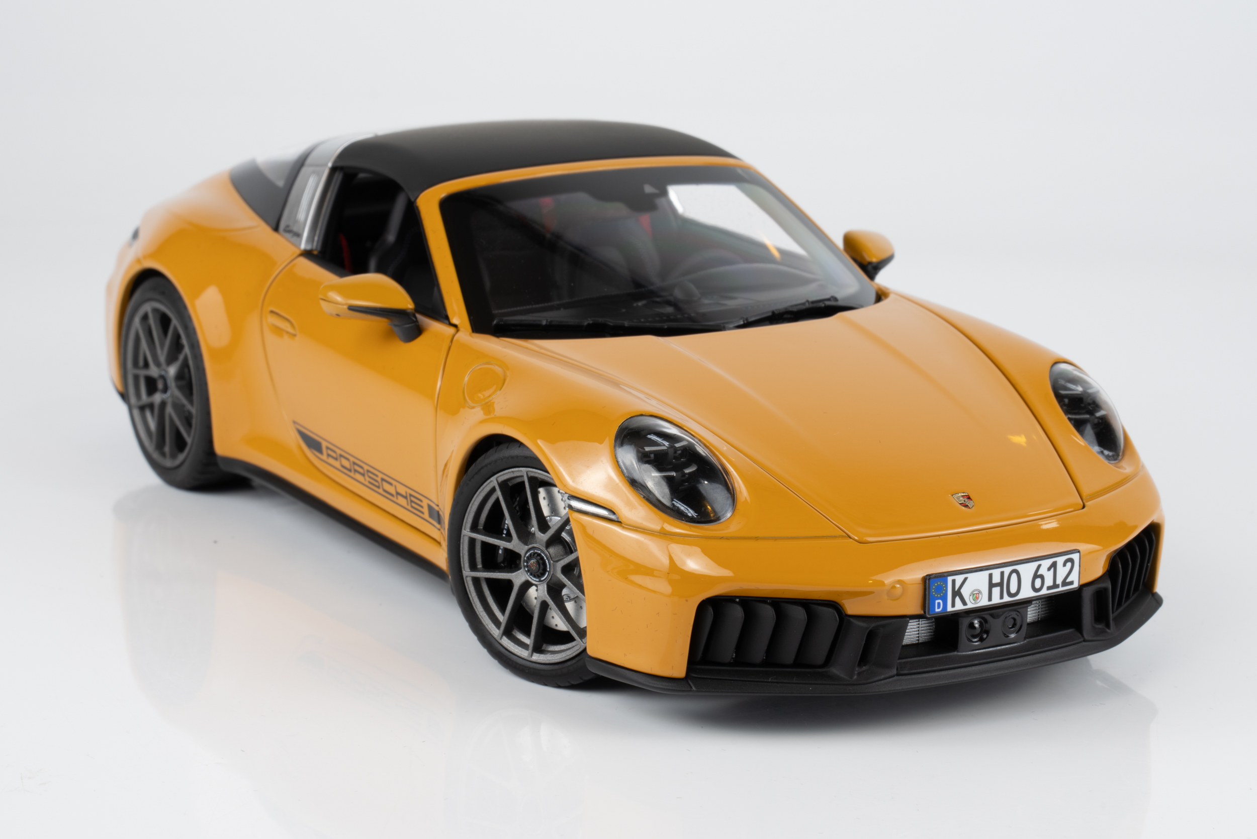 Norev 1:18 Porsche 911 (992) Targa 4 GTS 2024 Bahama Yellow (187190) Diecast Model 7 Norev 1:18 Porsche 911 (992) Targa 4 GTS 2024 Bahama Yellow (187190) Diecast Model - Image 7