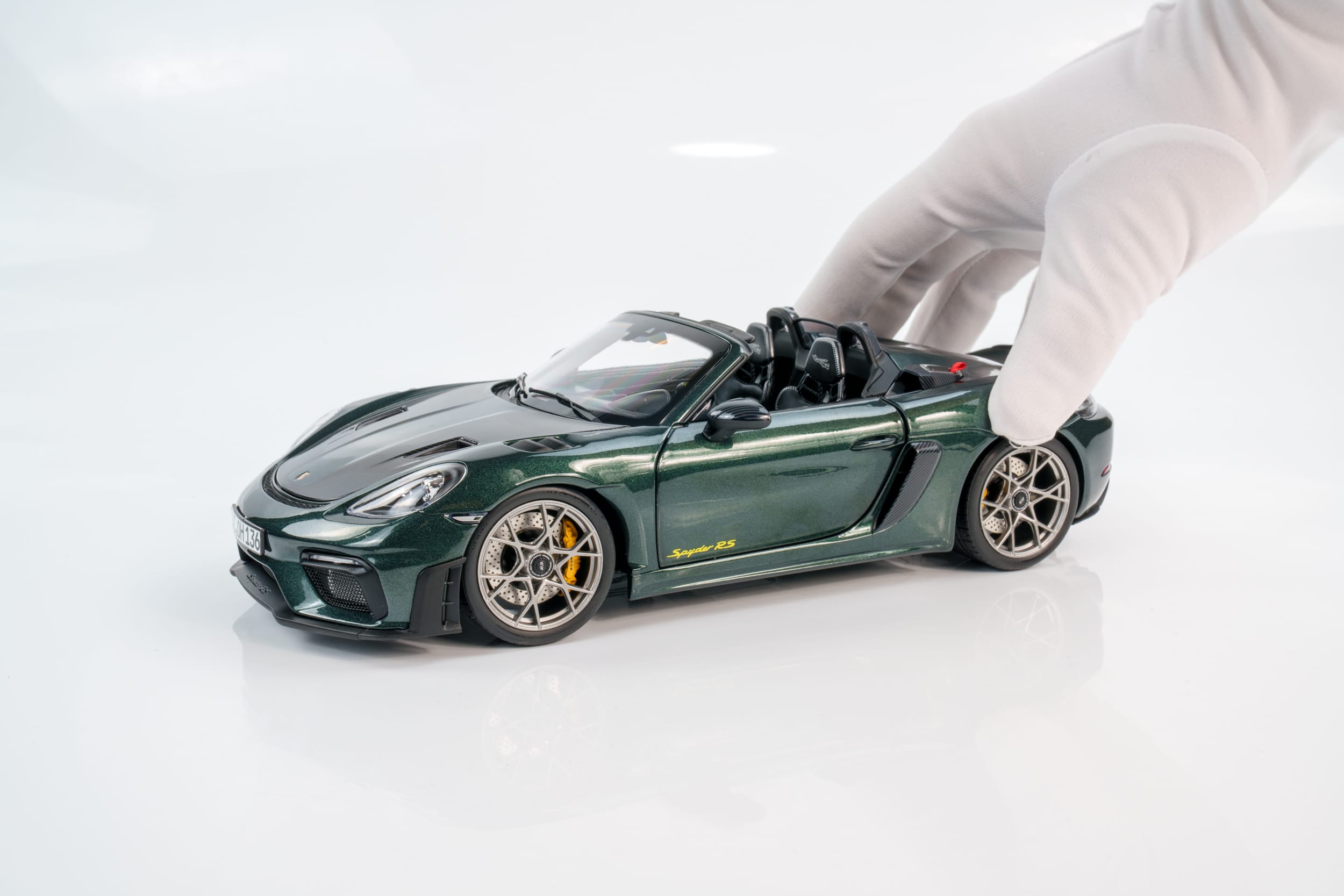 Norev - 1:18 Porsche 718 Spyder RS 2023 Forest Green with Weissach Package - Diecast Model 5 Norev - 1:18 Porsche 718 Spyder RS 2023 Forest Green with Weissach Package - Diecast Model