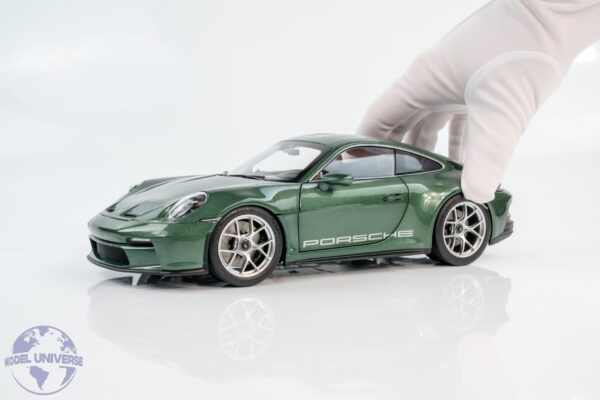 Norev - 1:18 Porsche 911 (992) S/T Malachite Green Metallic 2023 - Diecast Model 15 Norev - 1:18 Porsche 911 (992) S/T Malachite Green Metallic 2023 - Diecast Model