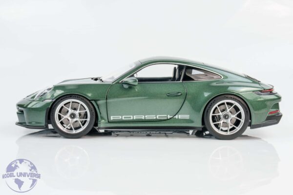 Norev - 1:18 Porsche 911 (992) S/T Malachite Green Metallic 2023 - Diecast Model 21 Norev - 1:18 Porsche 911 (992) S/T Malachite Green Metallic 2023 - Diecast Model