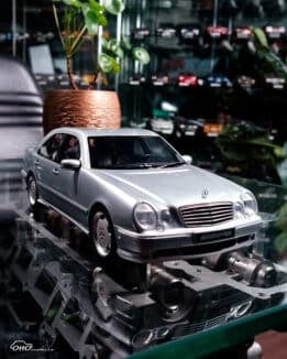Otto Mobile - 1:18 Mercedes-Benz E55 AMG W210 Brilliant Silver 2001 - 1:18 Scale Limited Edition Resin Model