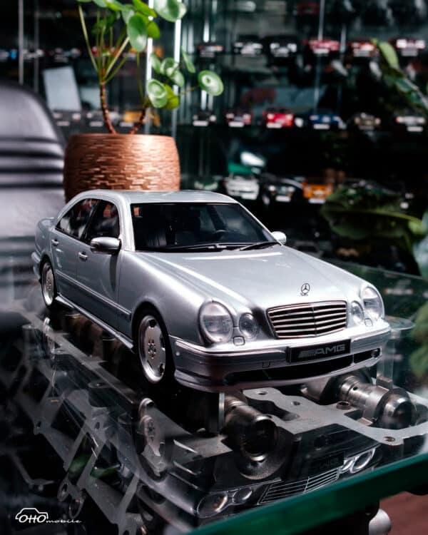 Otto Mobile - 1:18 Mercedes-Benz E55 AMG W210 Brilliant Silver 2001 - 1:18 Scale Limited Edition Resin Model