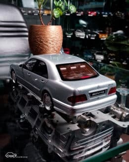 Otto Mobile - 1:18 Mercedes-Benz E55 AMG W210 Brilliant Silver 2001 - 1:18 Scale Limited Edition Resin Model