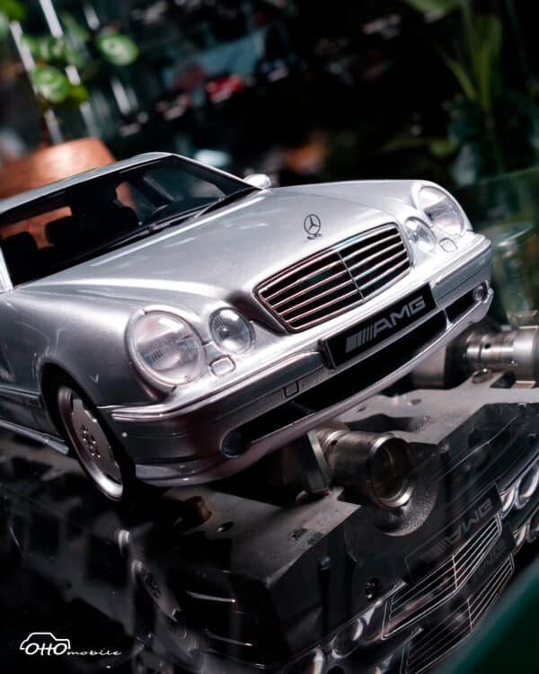 Otto Mobile - 1:18 Mercedes-Benz E55 AMG W210 Brilliant Silver 2001 - 1:18 Scale Limited Edition Resin Model