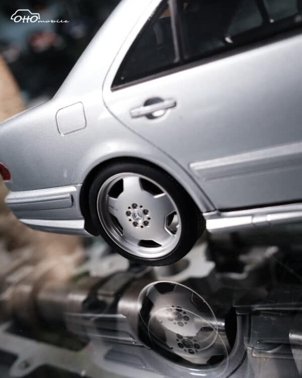 Otto Mobile - 1:18 Mercedes-Benz E55 AMG W210 Brilliant Silver 2001 - 1:18 Scale Limited Edition Resin Model