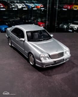 Otto Mobile - 1:18 Mercedes-Benz E55 AMG W210 Brilliant Silver 2001 - 1:18 Scale Limited Edition Resin Model