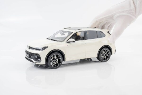Otto Mobile - 1:18 Volkswagen Tiguan E TSI R-Line Oryx Pearl White 2024 - Limited Edition Resin Model 7 Otto Mobile - 1:18 Volkswagen Tiguan E TSI R-Line Oryx Pearl White 2024 - Limited Edition Resin Model