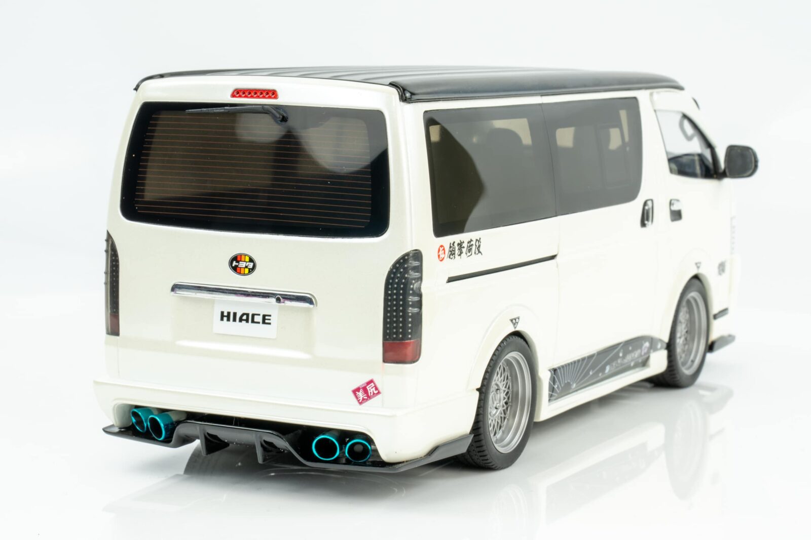 Otto Mobile - 1:18 Toyota Hiace Super GL Custom 2008 Pearl White