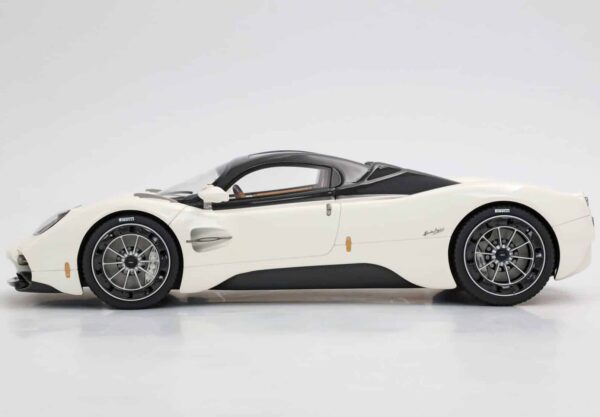 BBR - 1:18 Pagani Utopia Pearl White - Limited Edition Resin Model with Showcase 21 P18223C1 Pagani Utopia Pearl White 1.JPG
