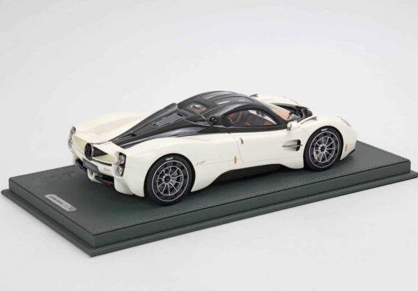 BBR - 1:18 Pagani Utopia Pearl White - Limited Edition Resin Model with Showcase 14 P18223C1 Pagani Utopia Pearl White 5.JPG