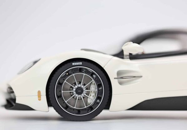 BBR - 1:18 Pagani Utopia Pearl White - Limited Edition Resin Model with Showcase 18 P18223C1 Pagani Utopia Pearl White 8.JPG