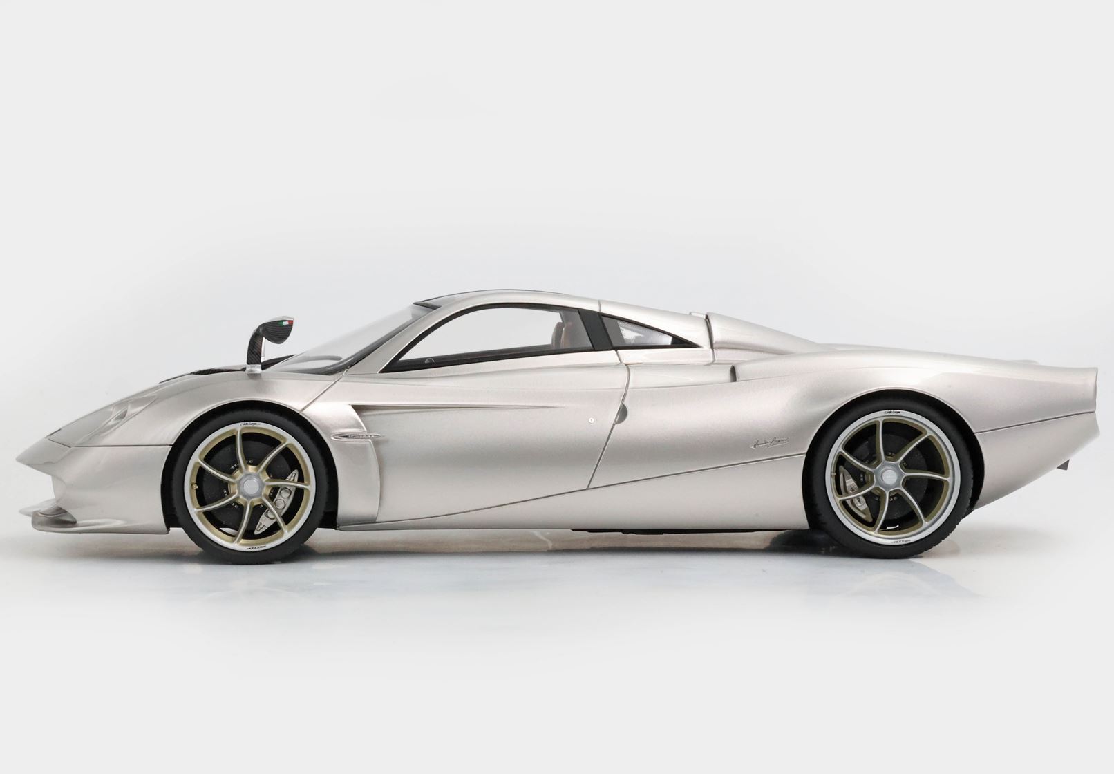 BBR 1:18 Pagani Huayra Codalunga Porsche Gold Bronze Metallic (P18228D-VET) Limited Edition Resin Model with Showcase 10 BBR 1:18 Pagani Huayra Codalunga Porsche Gold Bronze Metallic (P18228D-VET) Limited Edition Resin Model with Showcase - Image 10