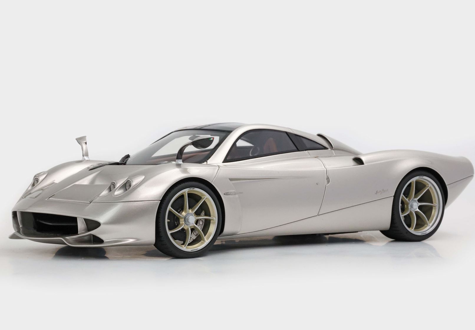 BBR 1:18 Pagani Huayra Codalunga Porsche Gold Bronze Metallic (P18228D-VET) Limited Edition Resin Model with Showcase 8 BBR 1:18 Pagani Huayra Codalunga Porsche Gold Bronze Metallic (P18228D-VET) Limited Edition Resin Model with Showcase - Image 8