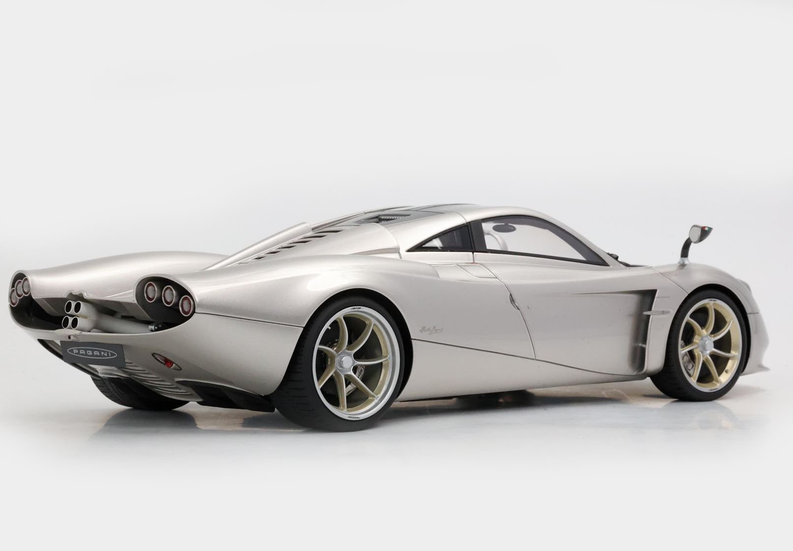 BBR 1:18 Pagani Huayra Codalunga Porsche Gold Bronze Metallic (P18228D-VET) Limited Edition Resin Model with Showcase 9 BBR 1:18 Pagani Huayra Codalunga Porsche Gold Bronze Metallic (P18228D-VET) Limited Edition Resin Model with Showcase - Image 9