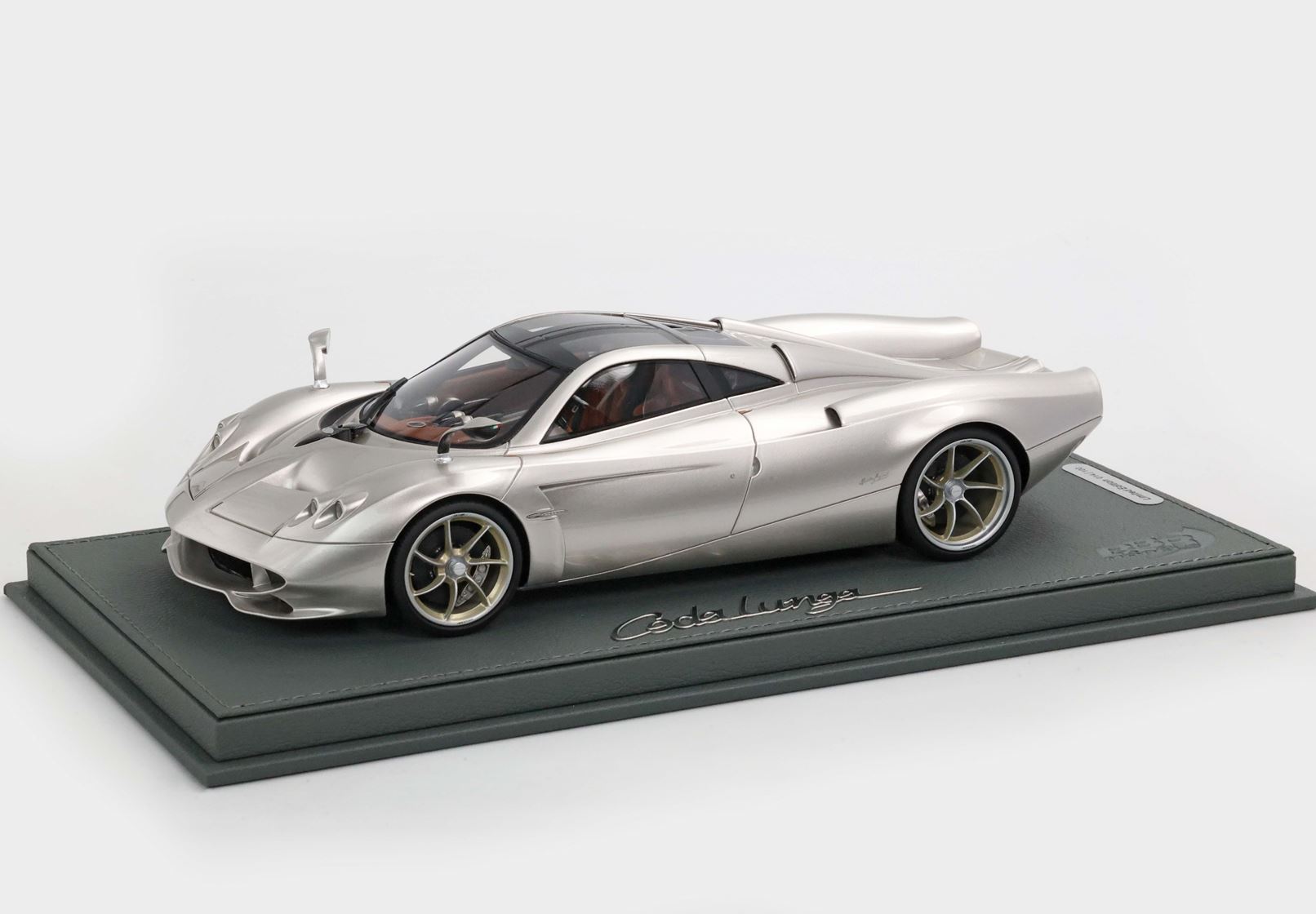 BBR 1:18 Pagani Huayra Codalunga Porsche Gold Bronze Metallic (P18228D-VET) Limited Edition Resin Model with Showcase 2 BBR 1:18 Pagani Huayra Codalunga Porsche Gold Bronze Metallic (P18228D-VET) Limited Edition Resin Model with Showcase - Image 2