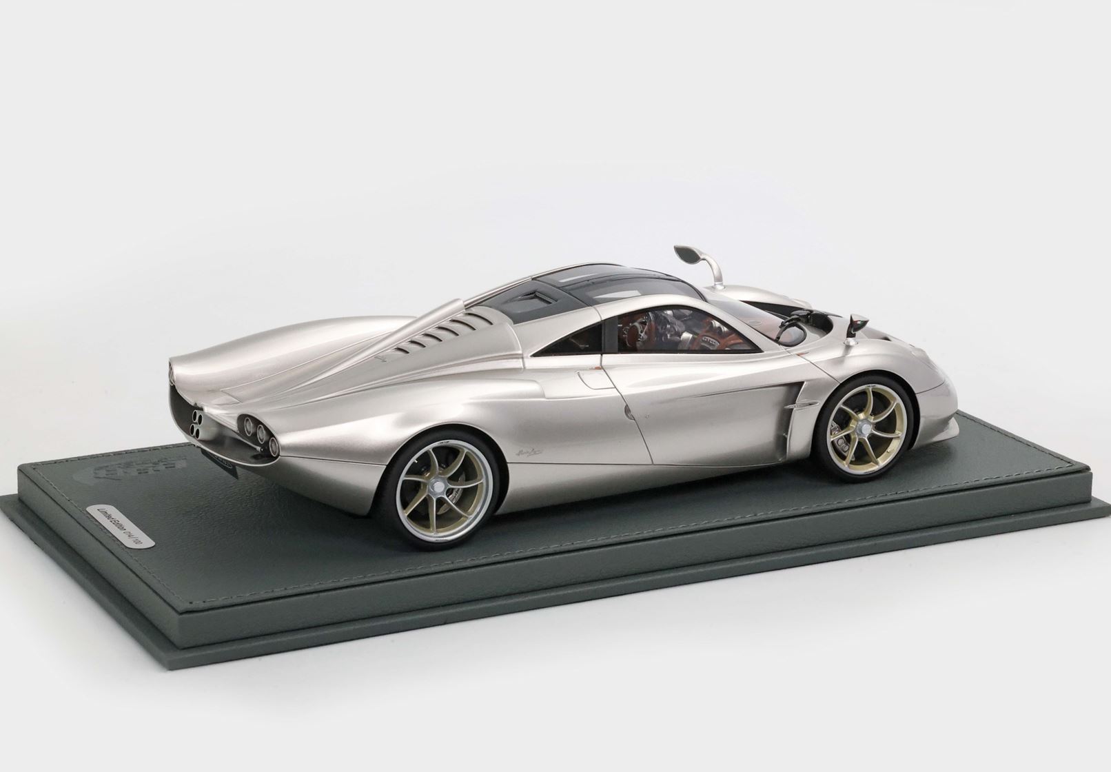 BBR 1:18 Pagani Huayra Codalunga Porsche Gold Bronze Metallic (P18228D-VET) Limited Edition Resin Model with Showcase 3 BBR 1:18 Pagani Huayra Codalunga Porsche Gold Bronze Metallic (P18228D-VET) Limited Edition Resin Model with Showcase - Image 3
