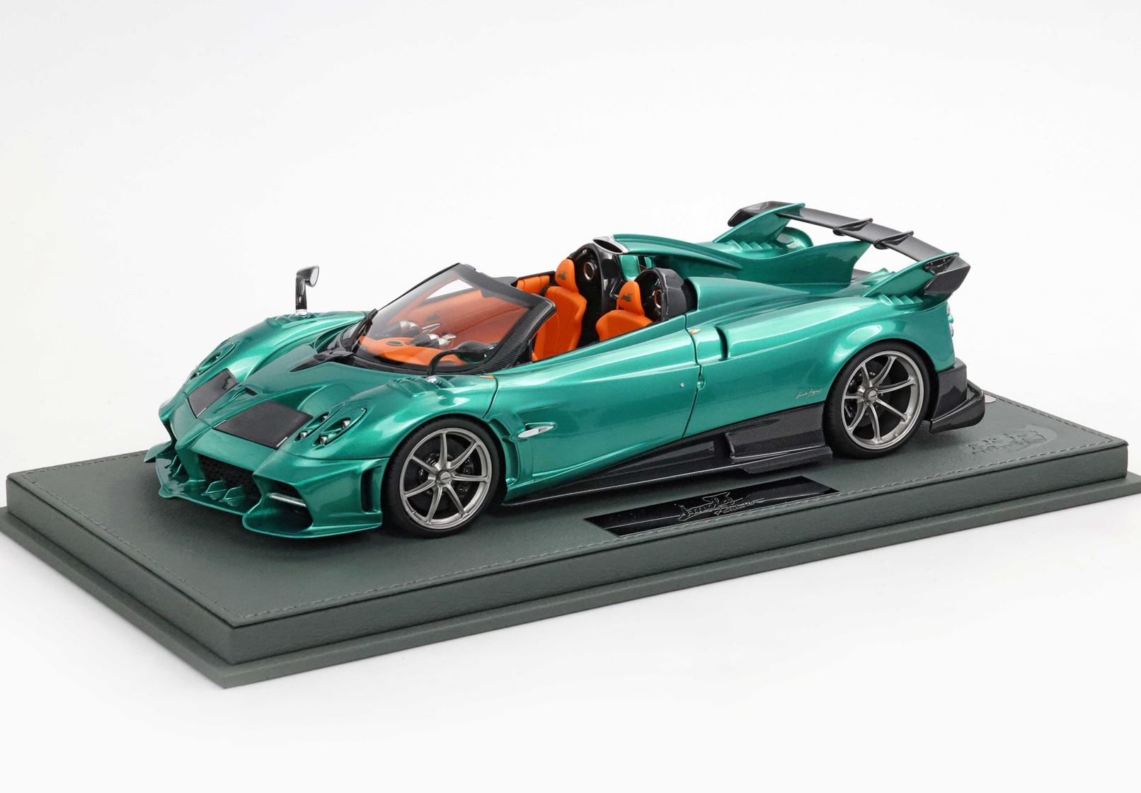 BBR 1:18 Pagani Imola Roadster Verde Rio (P18250A-VET) Limited Edition Resin Model with Showcase 2 BBR 1:18 Pagani Imola Roadster Verde Rio (P18250A-VET) Limited Edition Resin Model with Showcase - Image 2