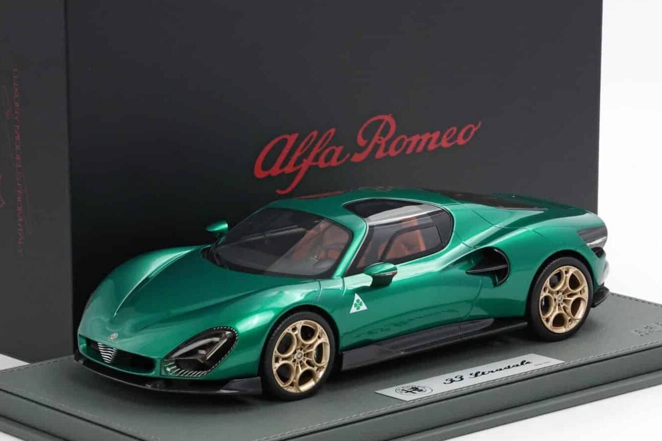 BBR - 1:18 Alfa Romeo 33 Stradale Verde Montreal Green - Limited Edition Resin Model with Showcase