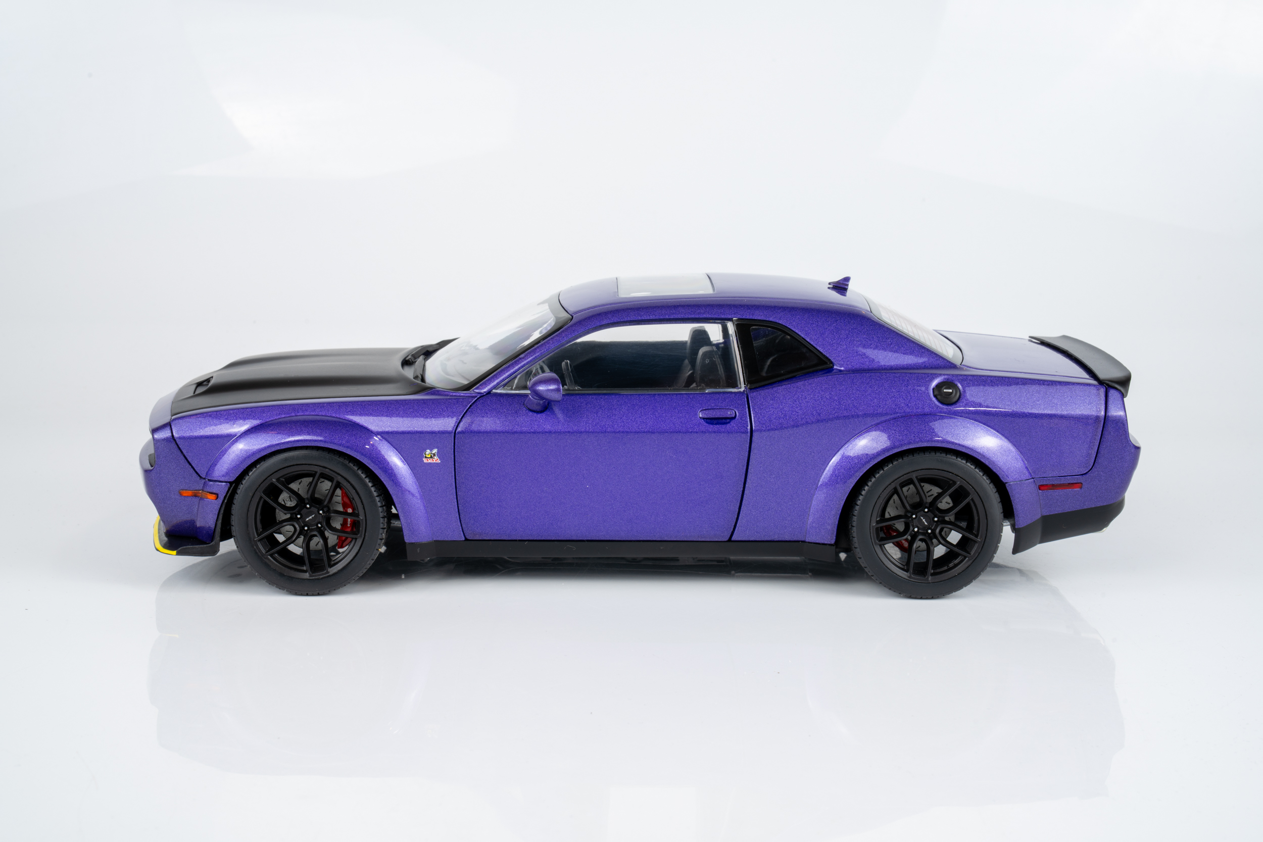 Solido 1:18 Dodge Challenger SRT Hellcat Widebody Purple 2020 (1805714) Diecast Model 7 Solido 1:18 Dodge Challenger SRT Hellcat Widebody Purple 2020 (1805714) Diecast Model - Image 7