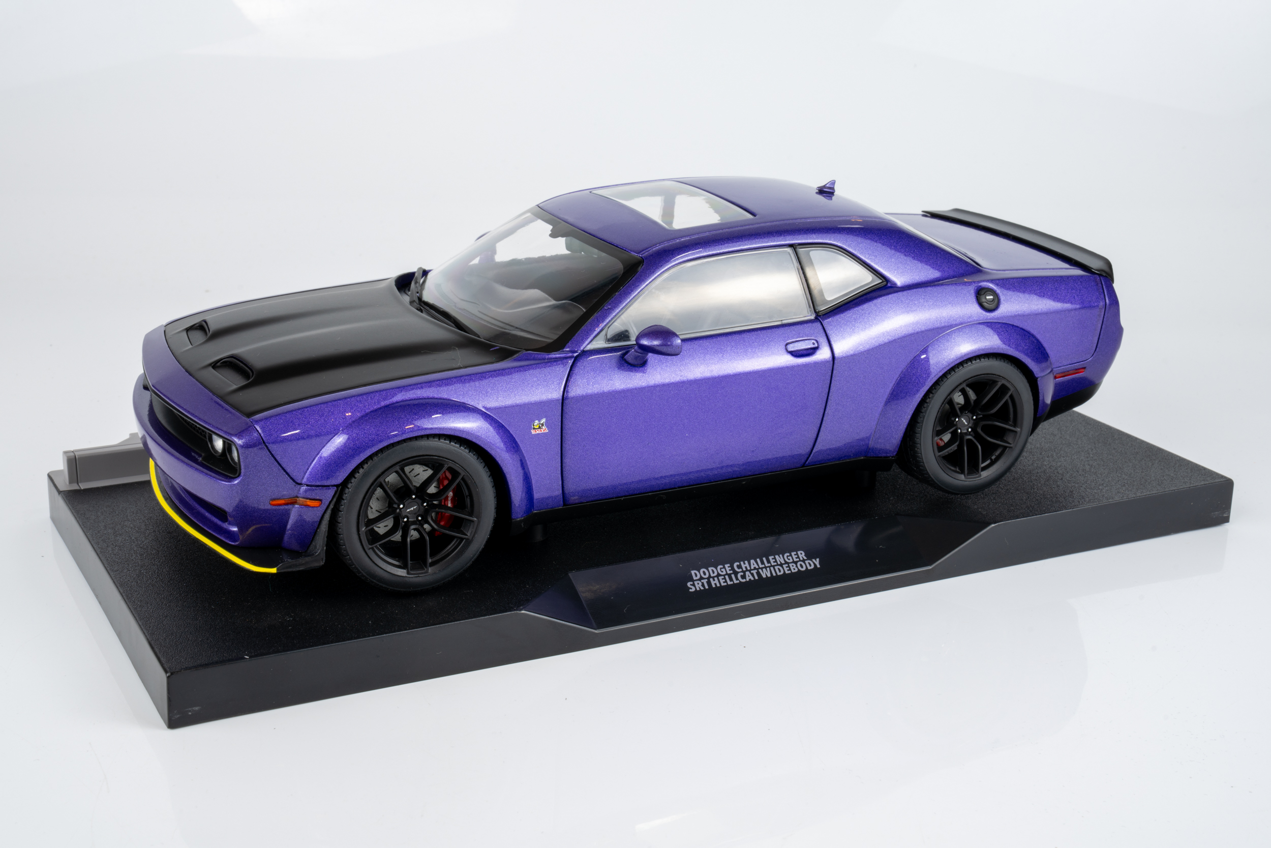 Solido 1:18 Dodge Challenger SRT Hellcat Widebody Purple 2020 (1805714) Diecast Model 3 Solido 1:18 Dodge Challenger SRT Hellcat Widebody Purple 2020 (1805714) Diecast Model - Image 3