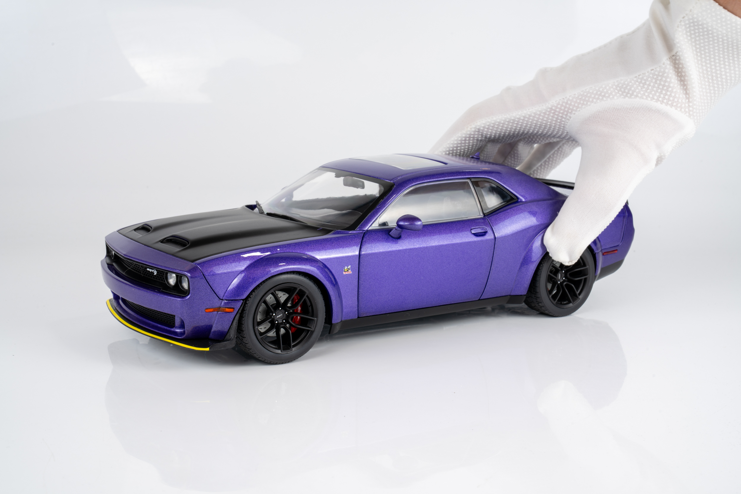 Solido 1:18 Dodge Challenger SRT Hellcat Widebody Purple 2020 (1805714) Diecast Model 2 Solido 1:18 Dodge Challenger SRT Hellcat Widebody Purple 2020 (1805714) Diecast Model - Image 2