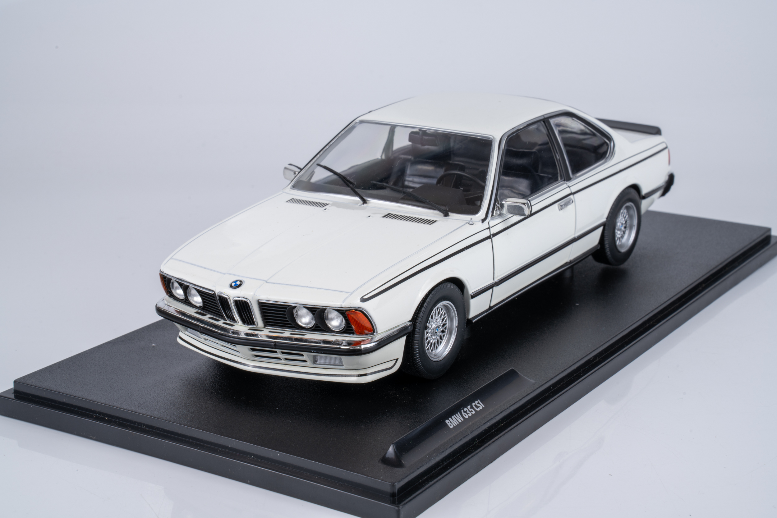 Solido 1:18 BMW 635 CSI (E24) Hartge White 1984 (S1810304) Diecast Model 5 Solido 1:18 BMW 635 CSI (E24) Hartge White 1984 (S1810304) Diecast Model - Image 5