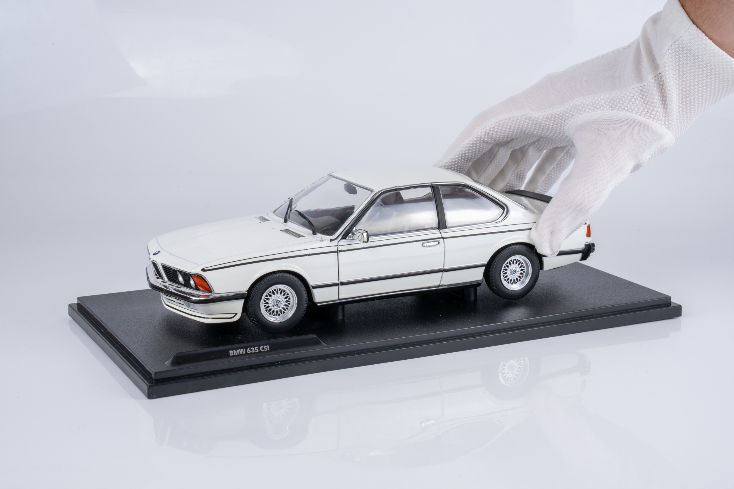 Solido 1:18 BMW 635 CSI (E24) Hartge White 1984 (S1810304) Diecast Model 3 Solido 1:18 BMW 635 CSI (E24) Hartge White 1984 (S1810304) Diecast Model - Image 3