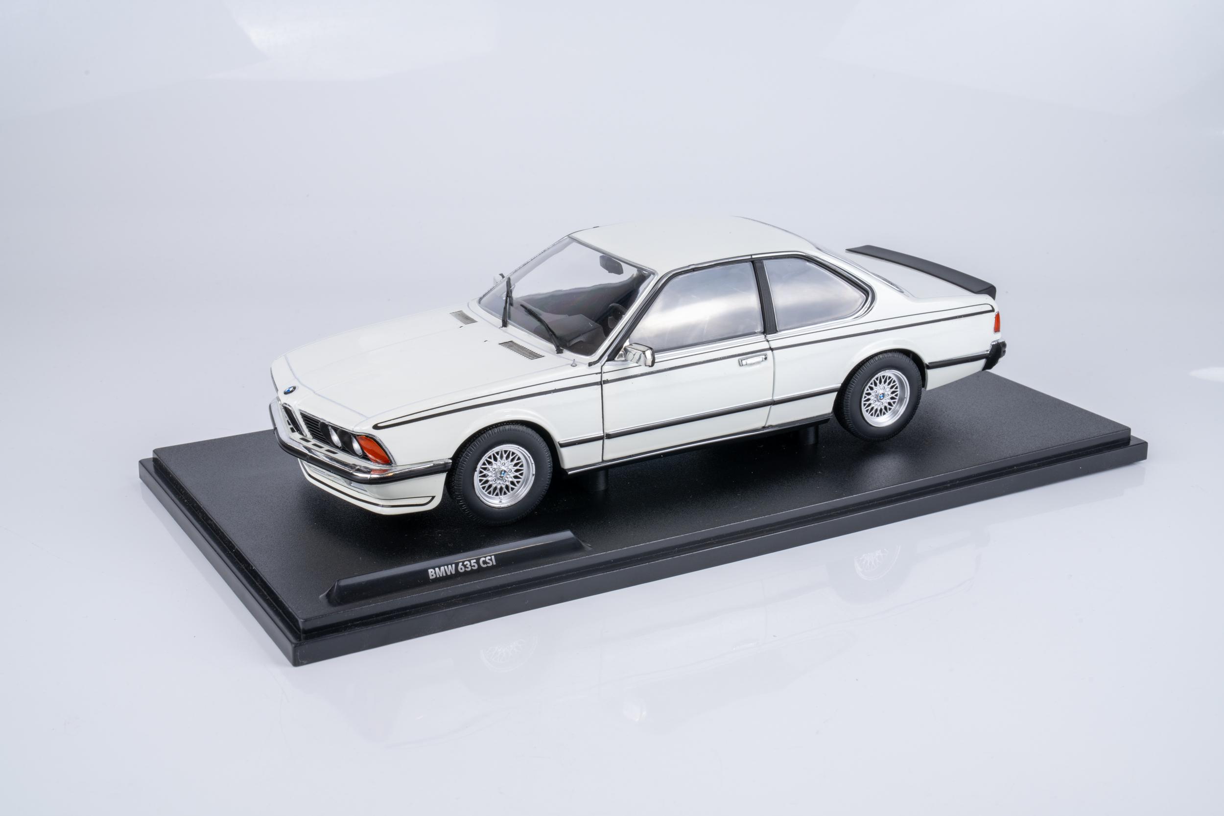 Solido 1:18 BMW 635 CSI (E24) Hartge White 1984 (S1810304) Diecast Model 4 Solido 1:18 BMW 635 CSI (E24) Hartge White 1984 (S1810304) Diecast Model - Image 4